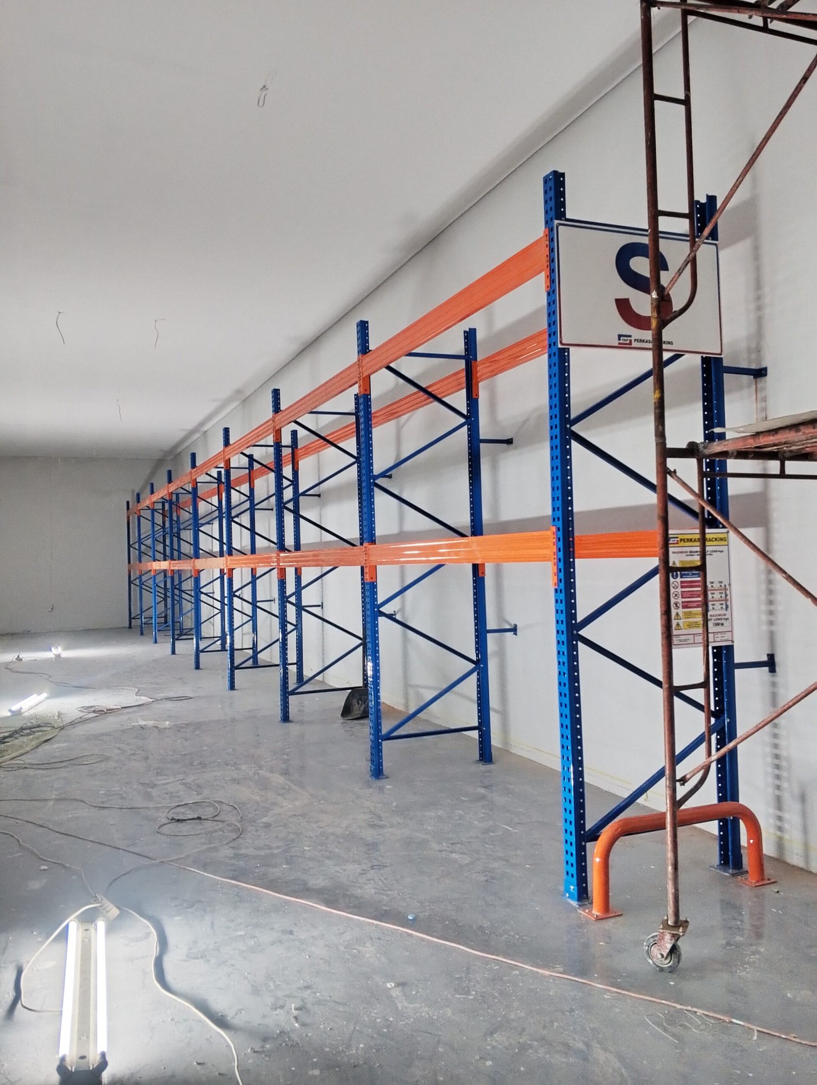 Rak baja penuh tanpa komponen kayu untuk penyimpanan solvent